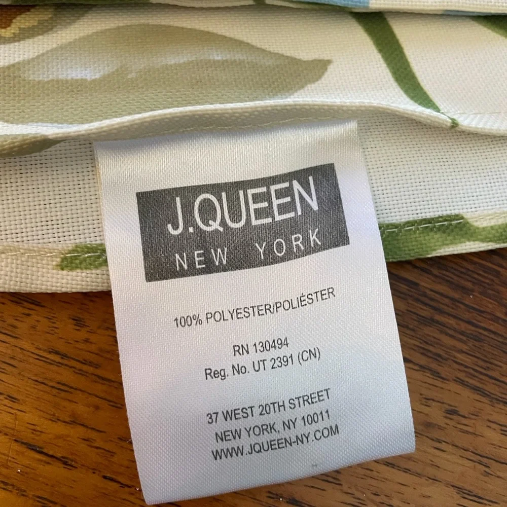 J, Queen New York Floral Patterned tablecloth 100’ x 60” rectangular